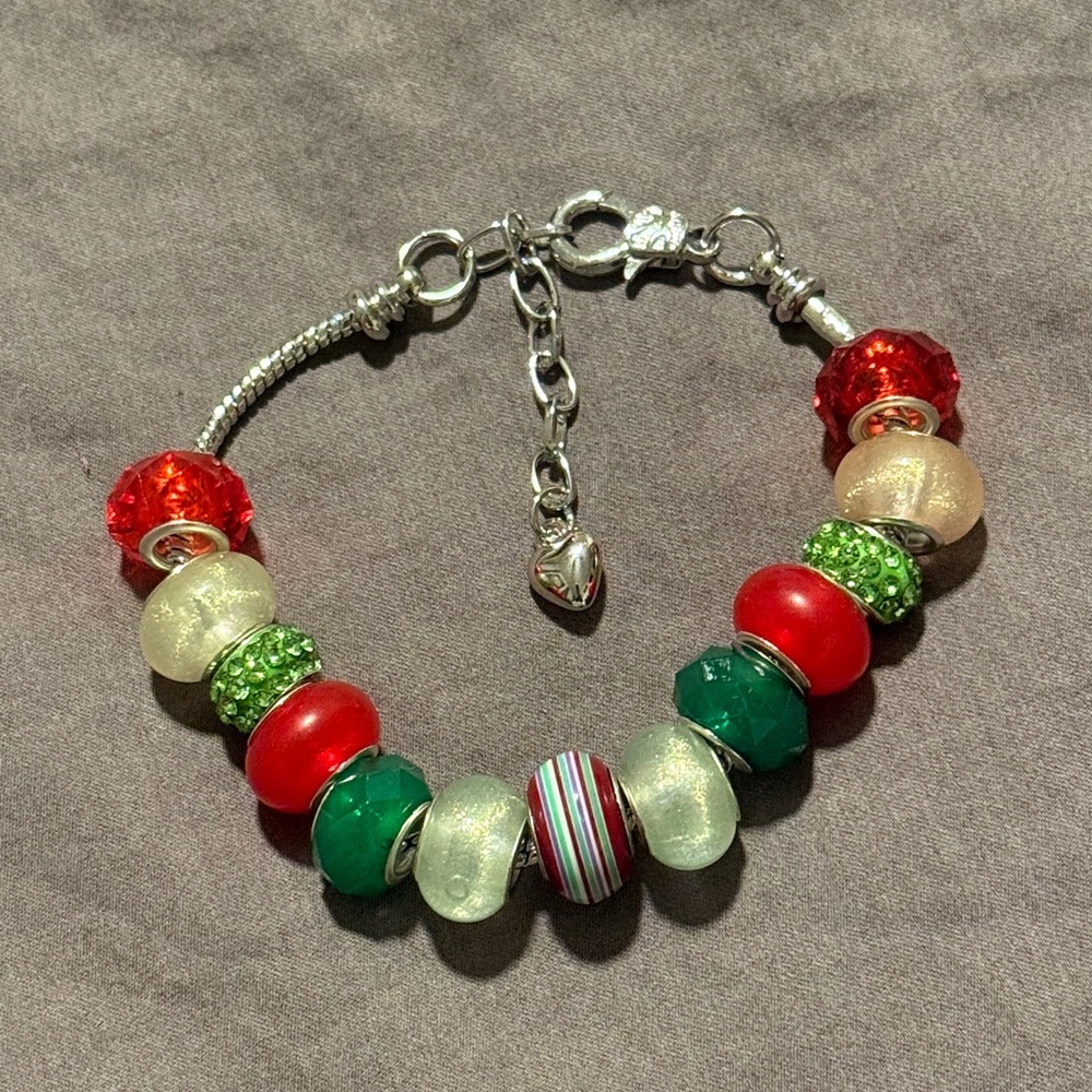 🖤 Handmade Christmas / Red and Green Beaded Charm Bracelet
